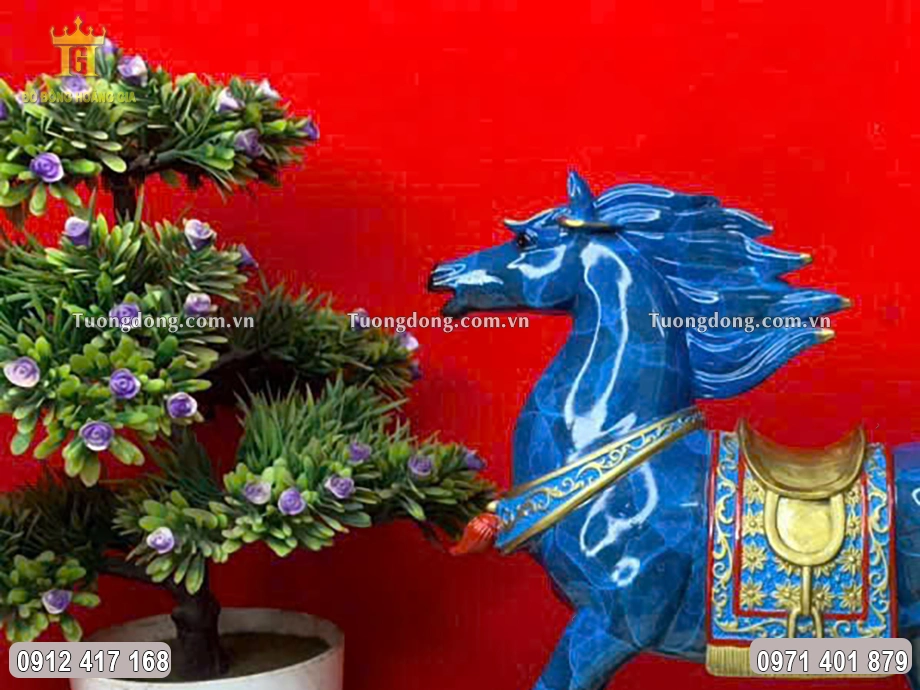 Đầu ngựa ngẩng cao đầy oai phong